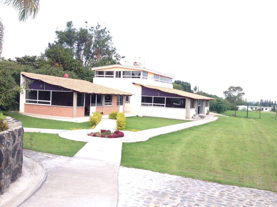 Pasillo, salón de usos múltiples y casa principal